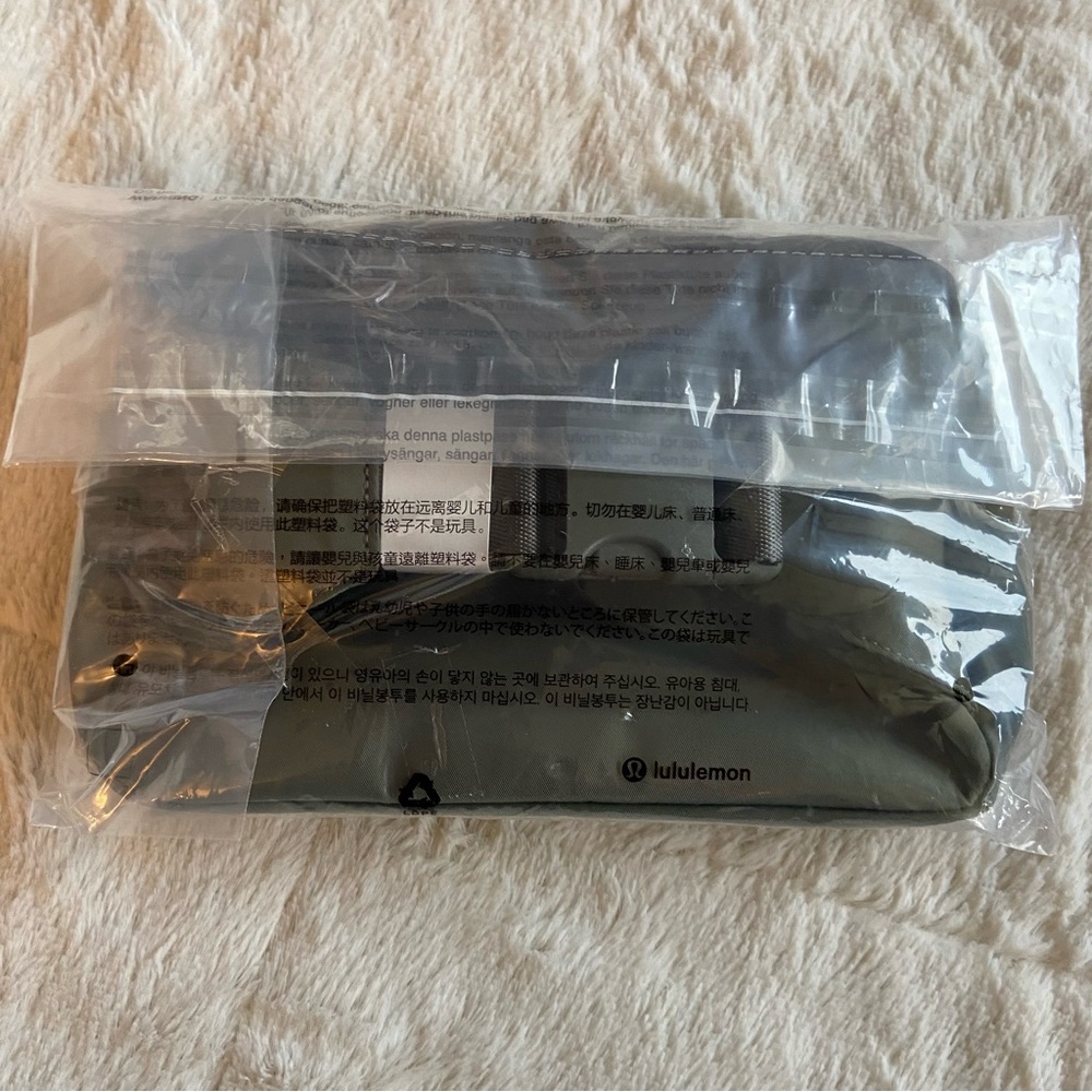 NWT Lululemon Large Everywhere Belt Bag - Picture 2 of 8